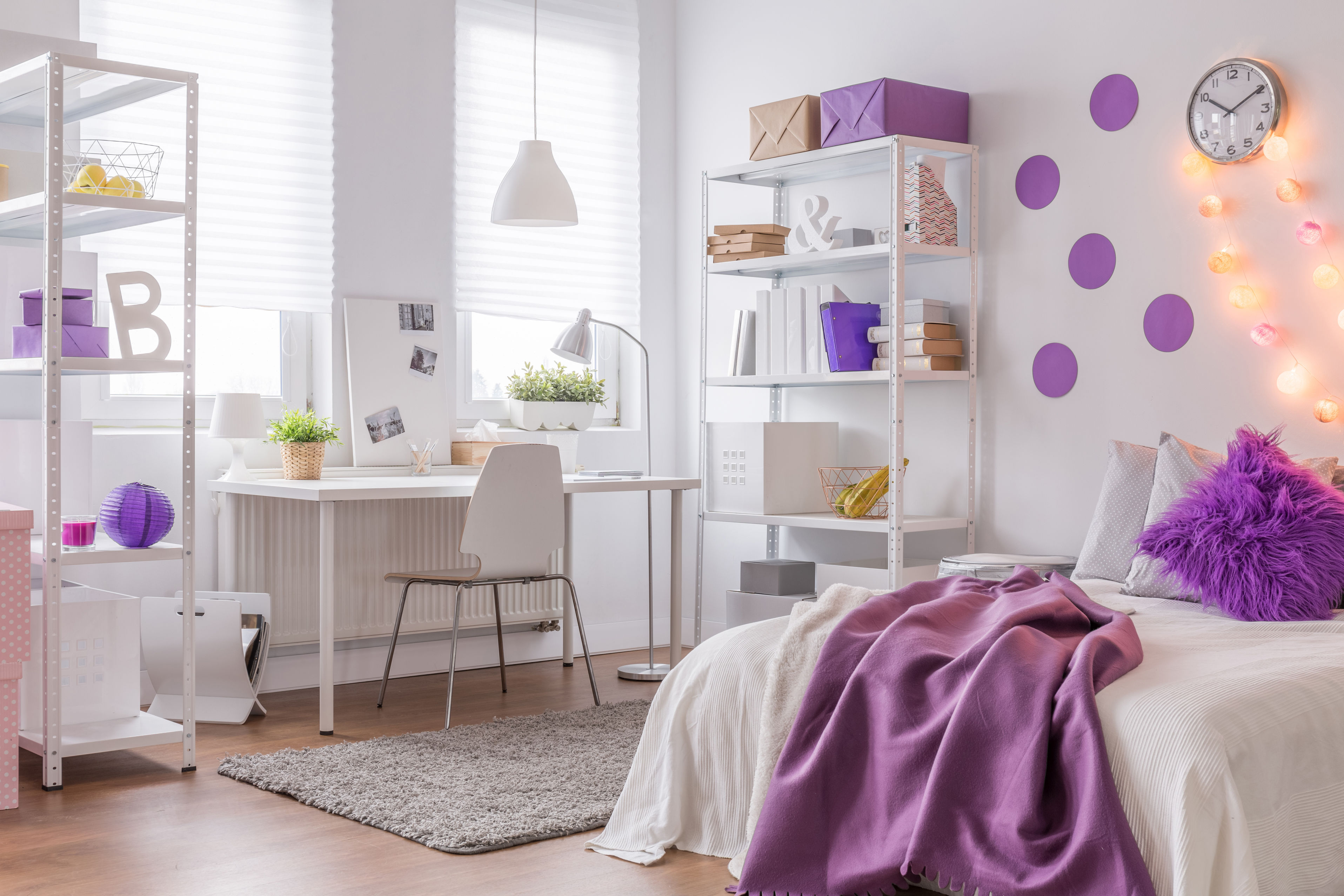 chambre adolescente murs blanc et accessoires violet
